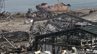 05.08.2020, Libanon, Beirut: Schutt und Trümmer liegen am Ort nach einer massiven Explosion im Hafen von Beirut. Foto: Hussein Malla/AP/dpa +++ dpa-Bildfunk +++