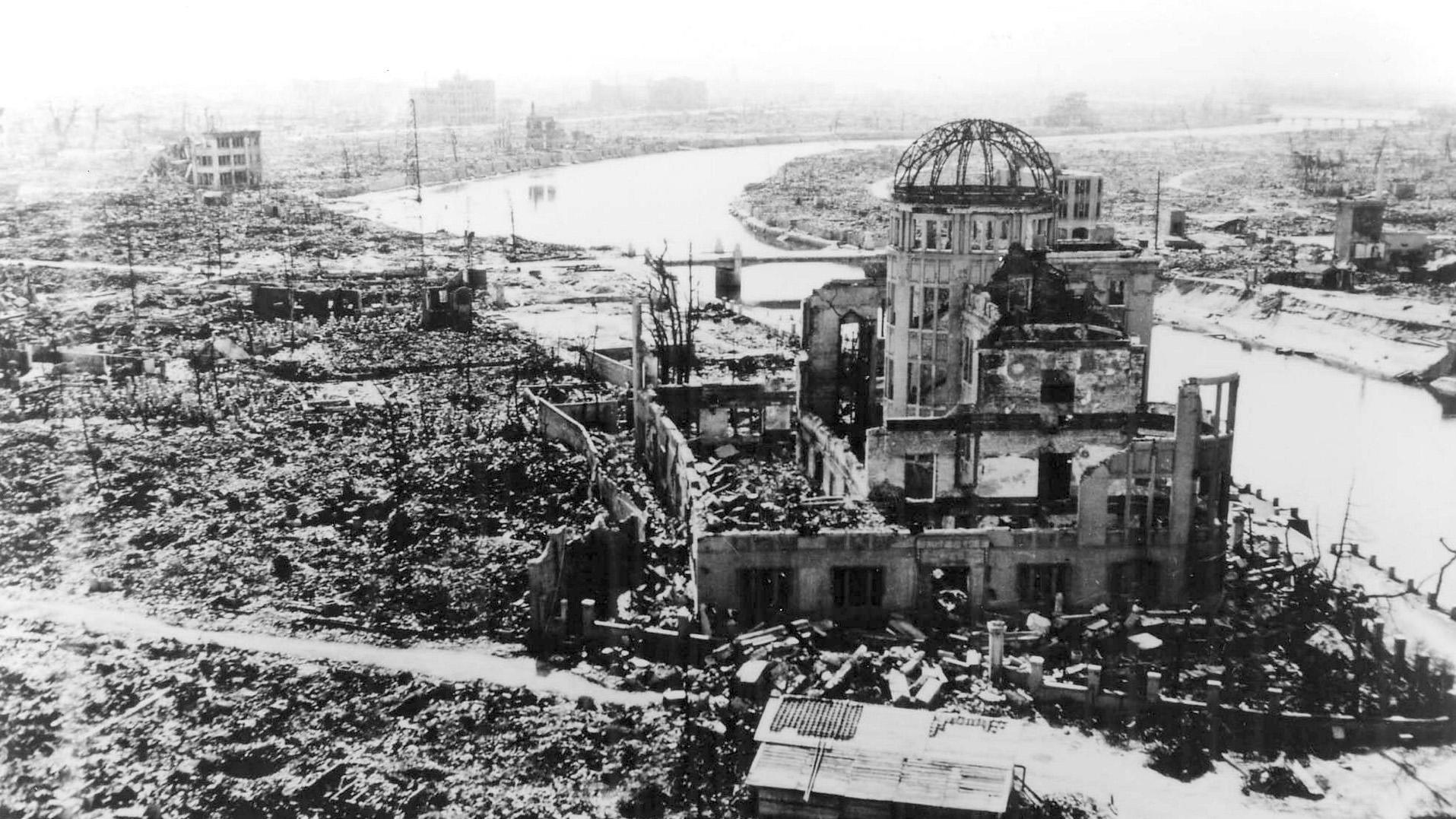 ARCHIV - 05.08.1945, Japan, Hiroshima: Das Handout des Hiroshima Peace Memorial Museums zeigt die Atombombenkuppel von Hiroshima, die vom US-Militär nach dem Atombombenabwurf fotografiert wurde. Das Gebäude, ursprünglich die Industrieförderungshalle 