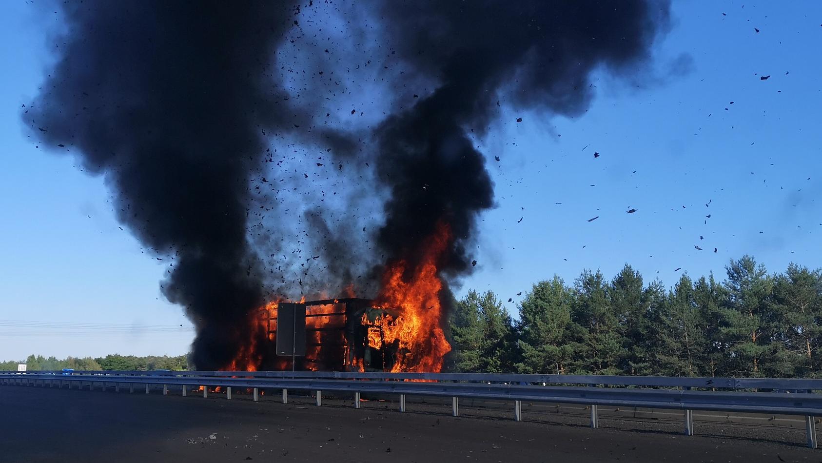 Kaiserslautern Lkw Geht Wahrend Der Fahrt In Flammen Auf Fahrer Kann Sich Gerade Noch Retten