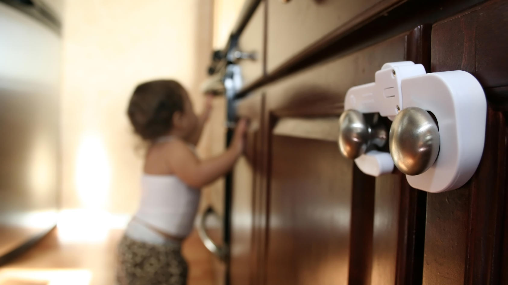 Schranktüren, Kabel, Steckdosen: Die gefährlichsten Dinge in der Wohnung sind für Babys oft am interessantesten. Daher ist es unabdingbar, die Wohnung rechtzeitig kindersicher zu machen.