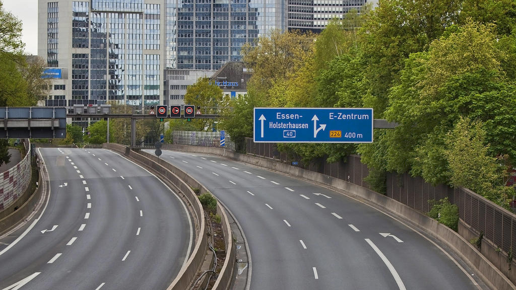 fast leere Autobahn A 40 an der Ausfahrt Essen-Zentrum, Lockdown in der Coronakrise 2020, Deutschland, Nordrhein-Westfalen, Ruhrgebiet, Essen empty motorway A 40 during lockdown at corona crisis 2020, Germany, North Rhine-Westphalia, Ruhr Area, Esse