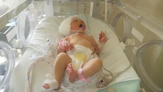 Vier Tage altes Baby liegt auf der Intensivstation in Beirut