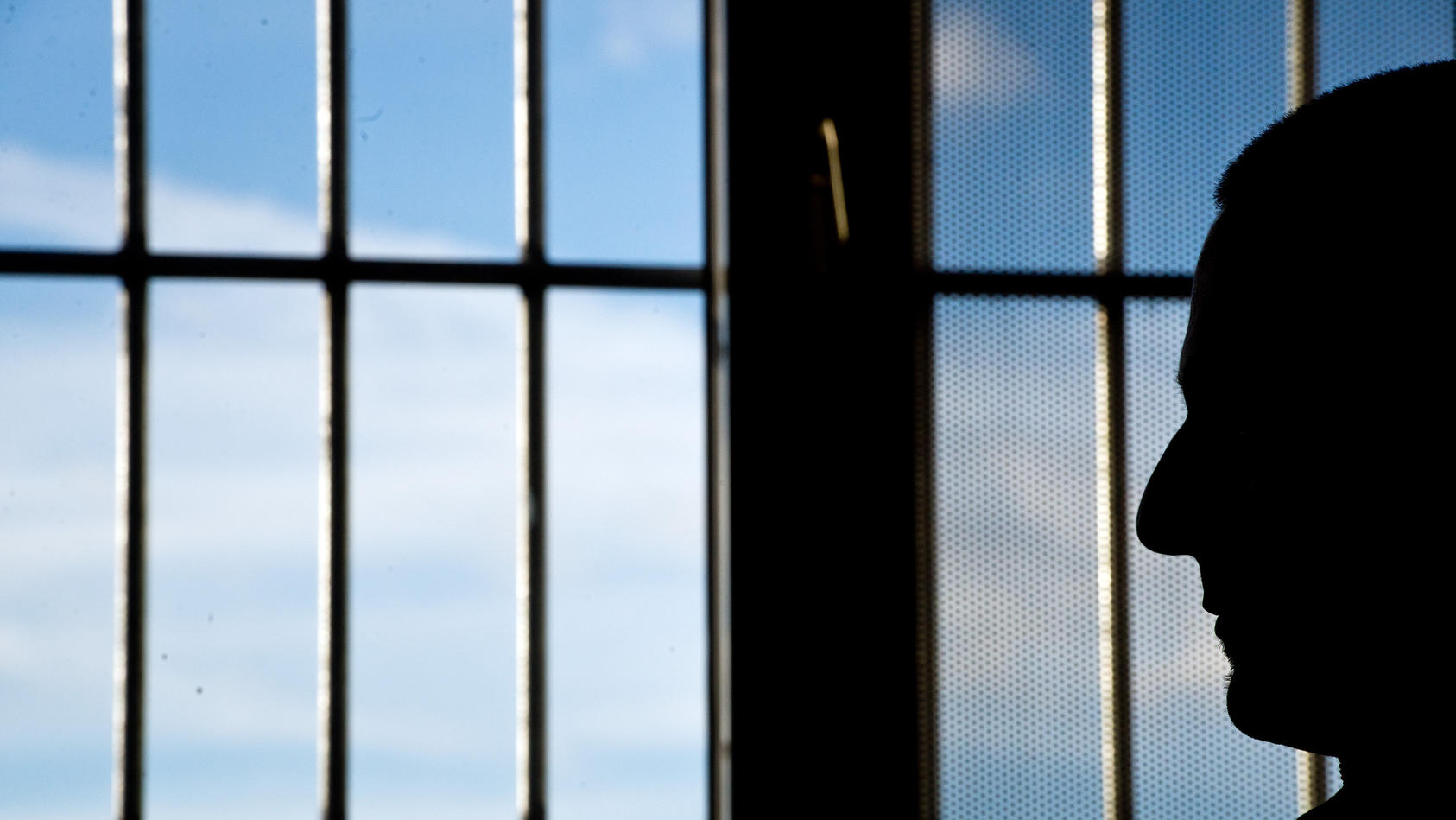 Ein Gefängnisinsasse sitzt am 04.03.2015 in der Justizvollzugsanstalt in Heilbronn (Baden-Württemberg) vor einem vergitterten Fenster. Muslimische Gefängnisseelsorger sollen unter anderem verhindern, dass sich Gefangene radikalisieren lassen. Foto: D