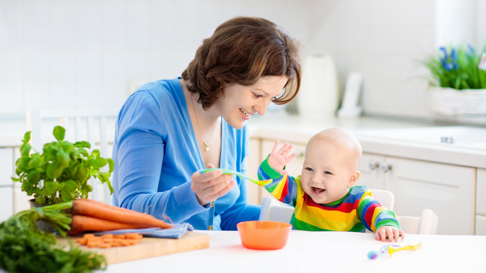 Kinderbetreuung zuhause: Die Tagesmutter betreut die Kleinen, während die Eltern bei der Arbeit sind und können Ihnen einiges von der alltäglichen Last abnehmen.