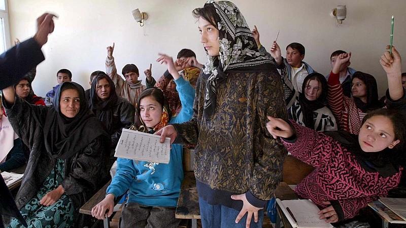 Zwar dürfen afghanische Mädchen wieder Schulen besuchen, doch Gewalt bleibt an der Tagesordnung.