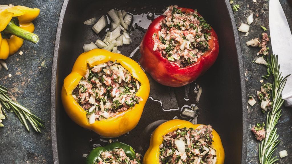 Bunte gefüllte Paprika in Kochtopf ESSEN UND TRINKEN/creative *** Colorful stuffed peppers in saucepan. EAT AND DRINK creative PUBLICATIONxINxGERxSUIxAUTxONLY photocase_1944563