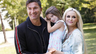  Daniela Katzenberger mit Ehemann Lucas Cordalis und Tochter Sophia beim Fototermin zur der Präsentation ihres neuen Buches Die Mutti-Mafia - kann mich mal... gernhaben auf dem Spielplatz Mediapark. Köln, 13.07.202 *** Daniela Katzenberger with husband Lucas Cordalis and daughter Sophia at the photo session for the presentation of her new book Die Mutti Mafia kann mich mal gernhaben haben on the playground Mediapark Cologne, 13 07 202 Foto:xC.xHardtx/xFuturexImage