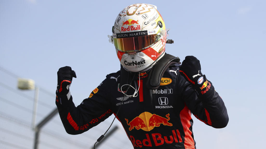 dpatopbilder - 09.08.2020, Großbritannien, Silverstone: Motorsport: Formel-1-Weltmeisterschaft, Grand Prix 70 Jahre Formel 1, Rennen: Max Verstappen aus den Niederlanden vom Team Red Bull feiert im Ziel über seinen Sieg. Foto: Bryn Lennon/Pool Getty/