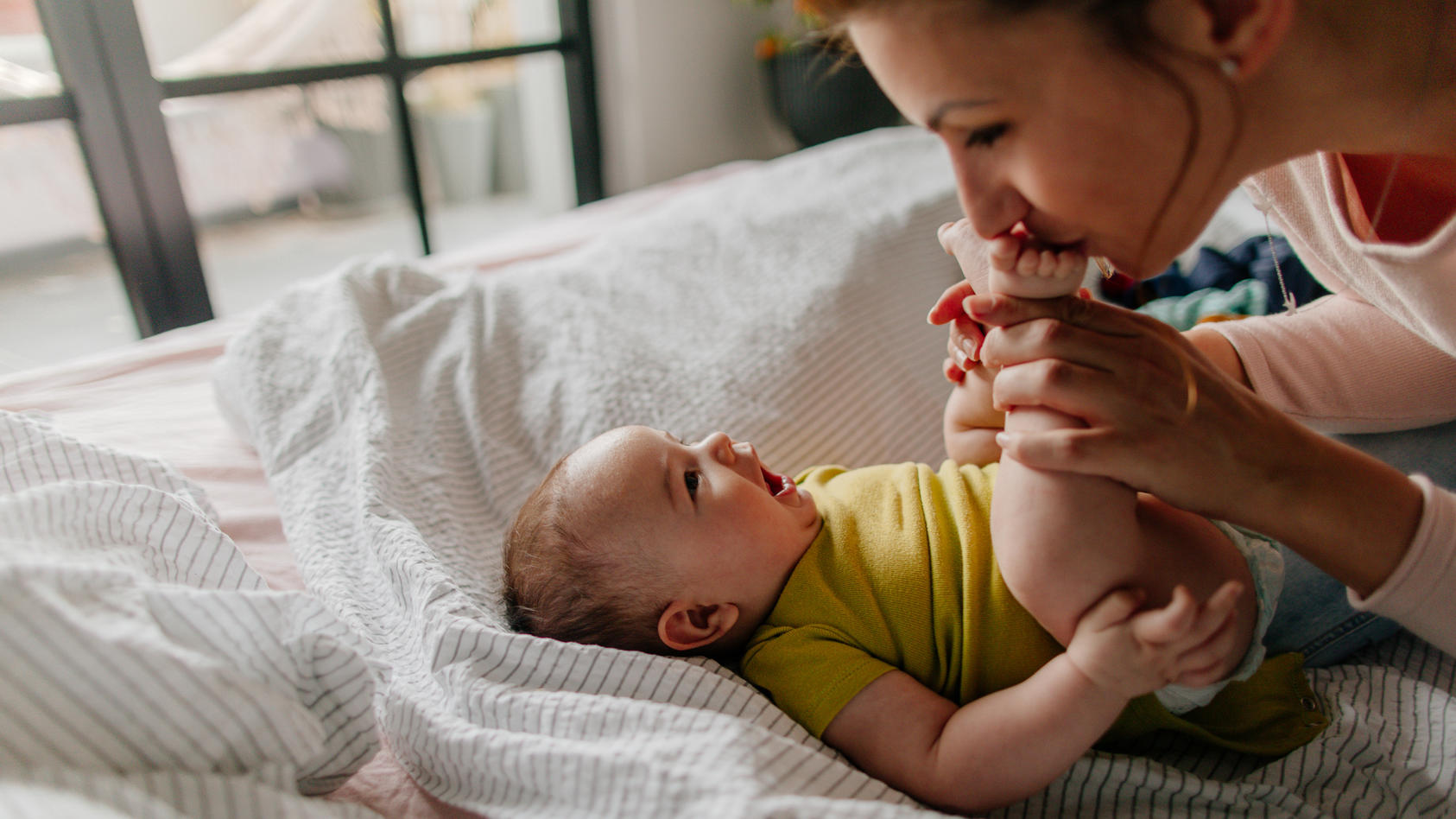 Sie werden so schnell groß: Im dritten Monat der Babyentwicklung entwickeln sich vor allem emotionale Fähigkeiten weiter und stärken die Beziehung zwischen Baby und Eltern.