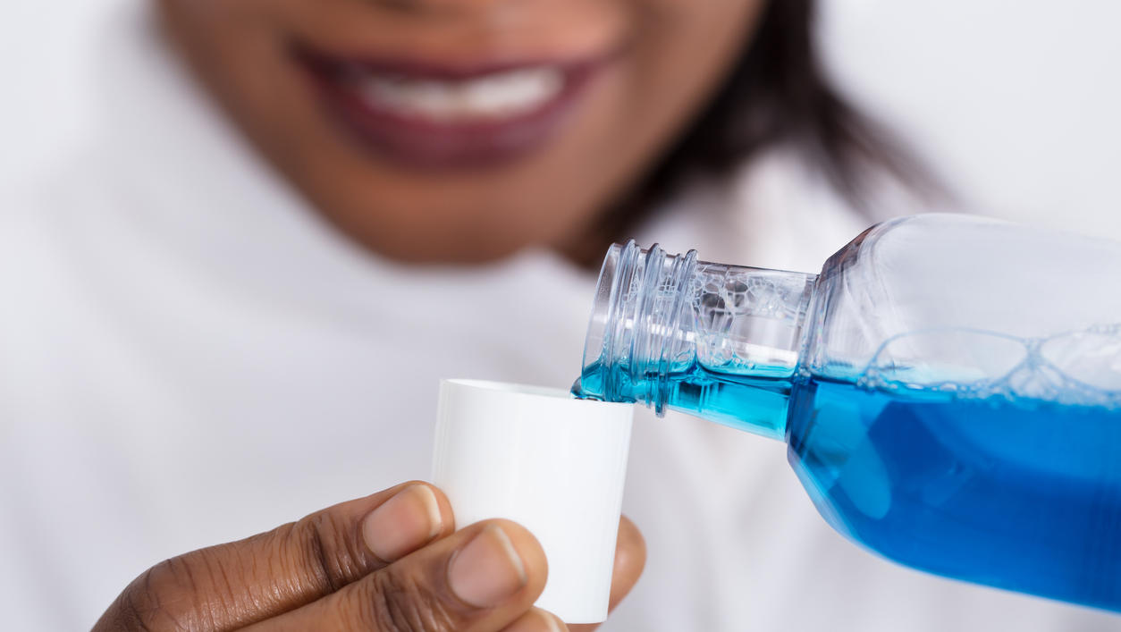 Mundspülungen helfen nicht nur der Mundhygiene, sie können auch die Zahl der Coronaviren im Mund-Rachen-Raum reduzieren.