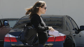 Mom-to-be Jennifer Garner hits Lemonade Cafe right after doctor's office in Bentwood, CA. 