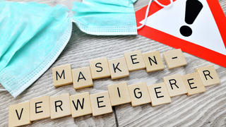  Zerrissener Mundschutz, Warnschild und Schriftzug Masken-Verweigerer *** Torn face mask, warning sign and lettering Masks Refusers