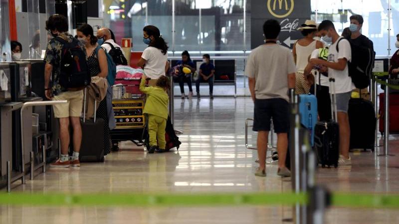 Reisende stehen an den Check-in-Schaltern im Terminal T1 des Flughafens in Madrid. Foto: Óscar Cañas/EUROPA PRESS/dpa
