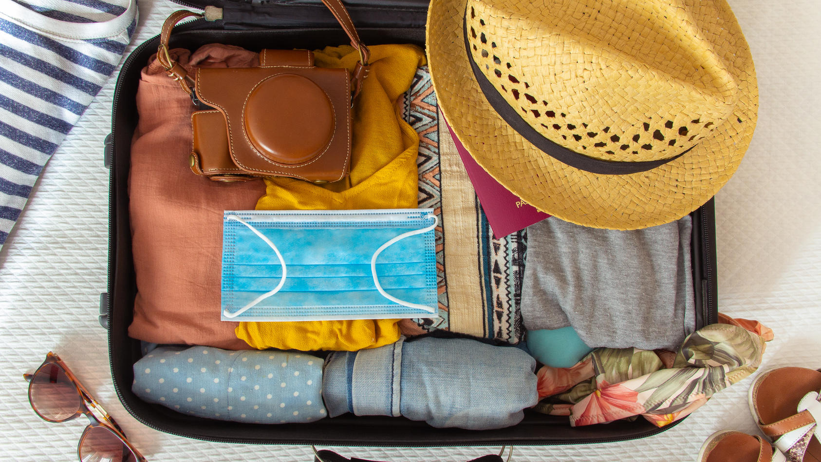 Reiserückkehrer haben immer öfter ein Urlaubsmitbringsel im Gepäck: das Coronavirus. (Foto: istock)