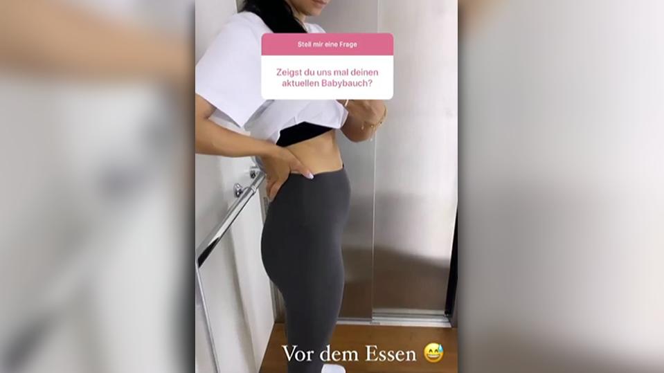Amira Pocher zeigt ihre Babykugel.