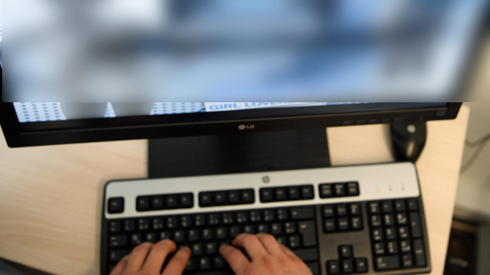 Hände auf Computer-Tastatur