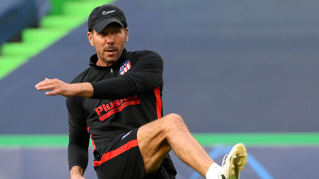 Soccer Football - Champions League - Atletico Madrid Training - Estadio Jose Alvalade, Lisbon, Portugal - August 12, 2020 Atletico Madrid coach Diego Simeone during training Lluis Gene/Pool via REUTERS