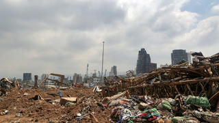 12.08.2020, Libanon, Beirut: Müll und Schutt liegen am Ort der Explosion. Eine Woche nach der verheerenden Explosion im Hafen von Beirut steigt die Zahl der Toten weiter an. Foto: Marwan Naamani/dpa +++ dpa-Bildfunk +++