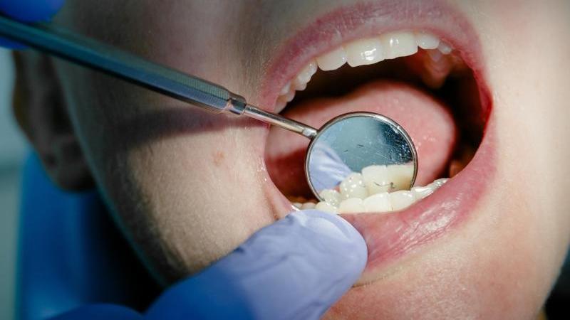 Keine Kontrolle wegen der Pandemie: Mehr als jeder Fünfte hat einer Umfrage zufolge aufgrund von Corona einen Zahnarztbesuch verschoben. Foto: Markus Scholz/dpa-tmn