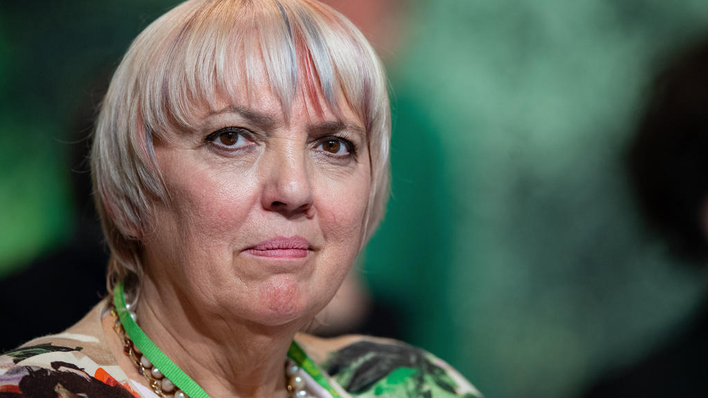 ARCHIV - 15.11.2019, Nordrhein-Westfalen, Bielefeld: Claudia Roth (Bündnis 90/Die Grünen), Bundestagsvizepräsidentin, sitzt bei einem Bundesparteitag der Grünen auf dem Podium. (Zu dpa "Claudia Roth: Warte noch auf Ergebnisse von bayerischem Corona-T