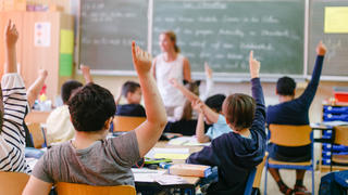 ARCHIV - 21.08.2018, Schleswig-Holstein, Neumünster: Viertklässler einer Grundschule melden sich während des Unterrichts. Bildungsministerin   Prien erwartet zum Schulstart in Schleswig-Holstein am 10. August keine Welle von Lehrer-Krankschreibungen. (zu dpa "Prien befürchtet keine Welle von Lehrer-Krankschreibungen") Foto: Frank Molter/dpa +++ dpa-Bildfunk +++