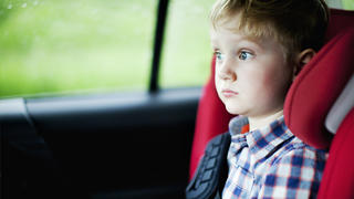 Kind bei langer Autofahrt.