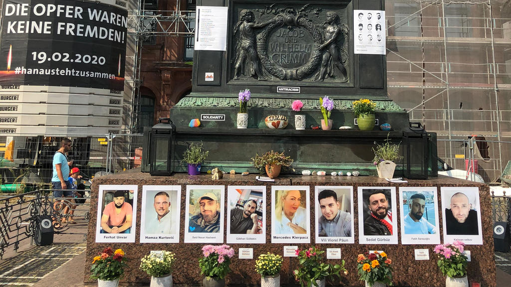 11.08.2020, Hessen, Hanau: Unter dem Brüder Grimm-Denkmal auf dem Hanauer Marktplatz wird an die Opfer des rassistisch motivierten Anschlags vom 19. Februar erinnert. Der 43-jährige Deutsche Tobias R. erschoss damals neun Menschen an mehreren Orten i