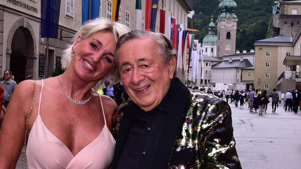 Bauunternehmer Richard Lugner und seine neue Freundin Karin Karrer.