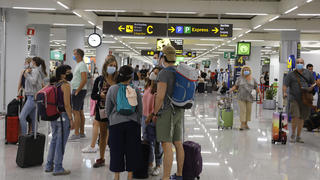 15.08.2020, Spanien, Palma: Passagiere kommen am Flughafen Palma de Mallorca an. Angesichts erhöhter Ansteckungsgefahren hat die Bundesregierung fast ganz Spanien einschließlich Mallorca als Risikogebiet eingestuft. Foto: Clara Margais/dpa +++ dpa-Bildfunk +++