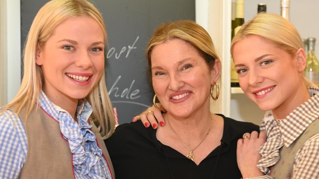 Cheyenne und Valentina mit ihrer Mutter.