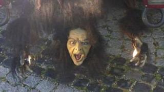 Diese Horror-Puppe schoss unter der Heckstoßstange hervor und erschreckte das Mädchen.