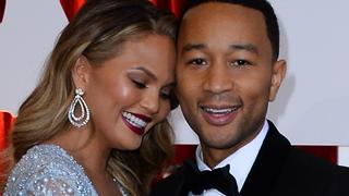  Model Chrissy Teigen L and musician John Legend arrive at the 87th Academy Awards at the Hollywood & Highland Center in Los Angeles on February 22, 2015. PUBLICATIONxINxGERxSUIxAUTxHUNxONLY LAP20150222128 JIMxRUYMEN
