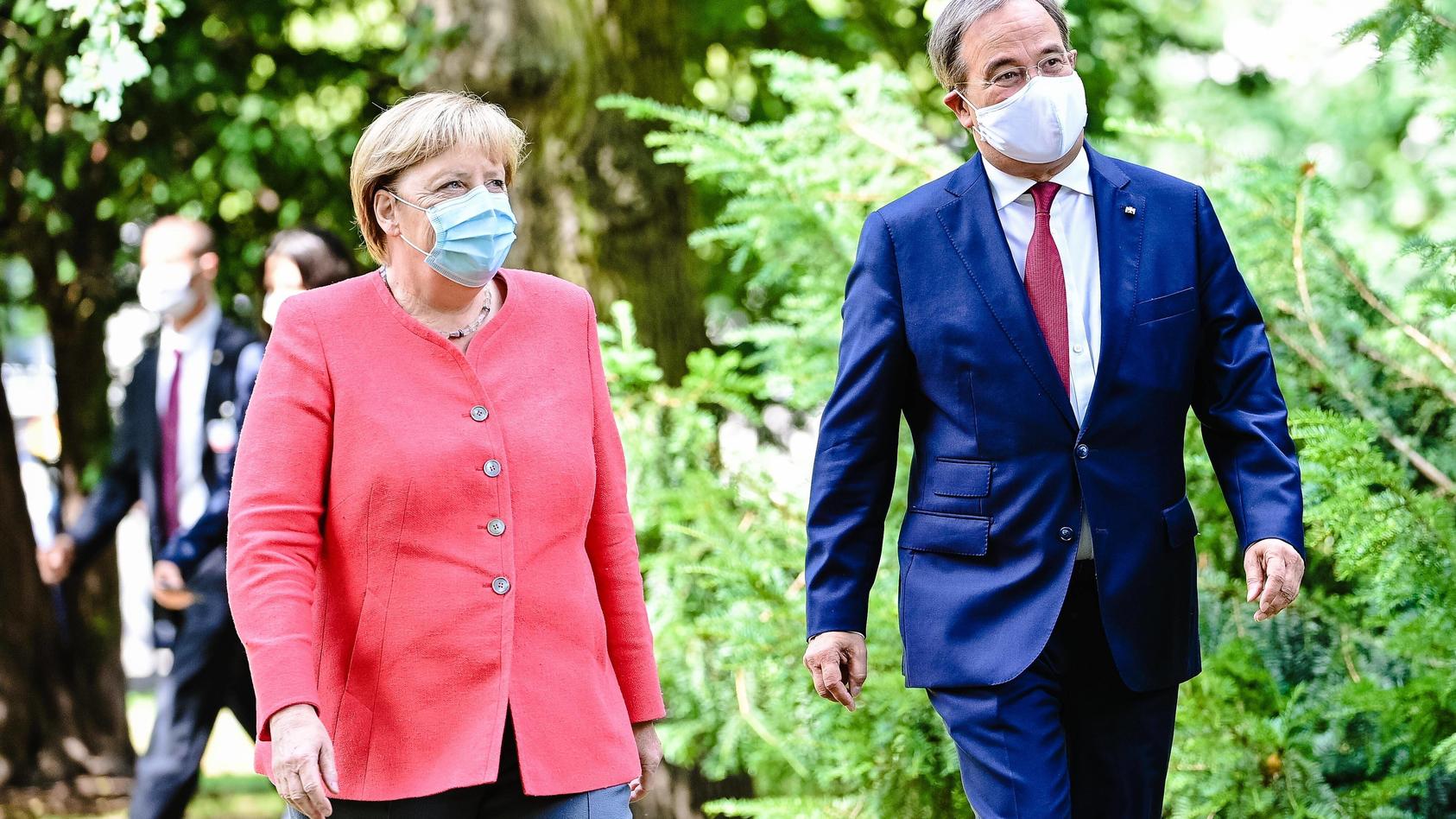 Besuch von Bundeskanzlerin Dr. Angela Merkel am 18.8.2020 in Düsseldorf Dr. Angela Merkel ( Bundeskanzlerin ), links -