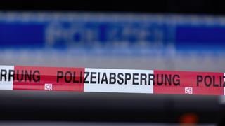  DEU, Deutschland, Baden-Württemberg, Stuttgart, 11.08.2019: Polizeiabsperrung, Symbolbild. *** DEU, Germany, Baden Württemberg, Stuttgart, 11 08 2019 Police barrier, symbolic image