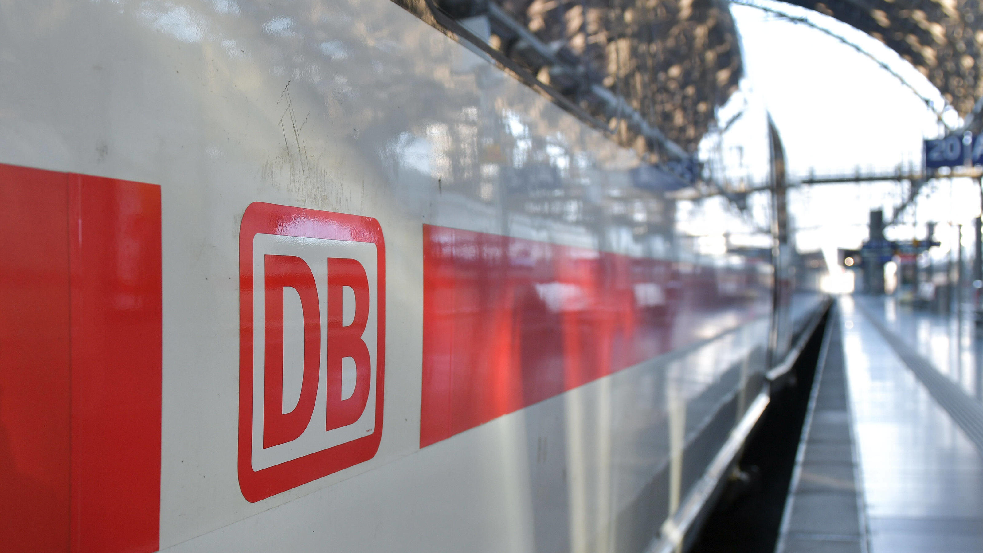 ICE der Deutschen Bahn im Hauptbahnhof Frankfurt am Main 
