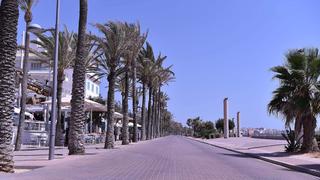  Coronavirus - Mallorca 31.07.2020, Palma de Mallorca: Leergefegte Strandpromenade *** Coronavirus Mallorca 31 07 2020, Palma de Mallorca Empty beach promenade xHDx