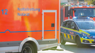  Themenbild Einsatzkräfte Streifenwagen und Rettungsdienst bei einem Verkehrsunfall. Fahrzeuge mit Blaulicht am Rande der Unfallstelle. Solingen Schützenstraße *** Topic picture