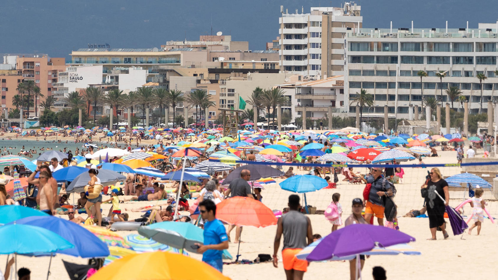 Der Strand an der Playa de Palma ist deutlich gefüllter als in den Tagen zuvor. Doch die meisten Ansteckungen kommen offenbar auf Familienfesten und Feiern zustande