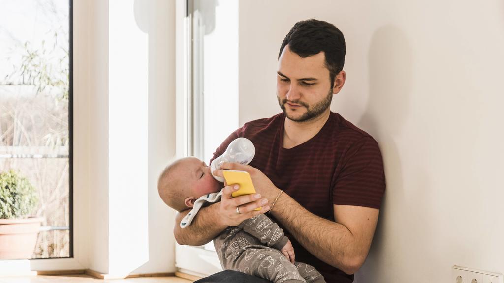 Symbolfoto: Vater gibt seinem Kind die Flasche