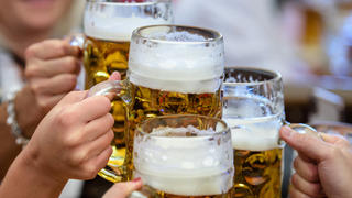 ARCHIV - 21.09.2019, Bayern, München: Besucher stoßen auf dem Oktoberfest mit Bier an. Das Statistisches Bundesamt veröffentlicht am 30.07.2020 Zahlen zum Absatz von Bier im 1. Halbjahr 2020. Foto: Matthias Balk/dpa +++ dpa-Bildfunk +++