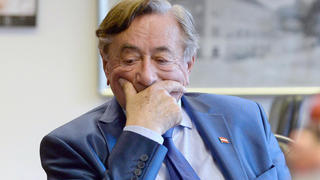 ARCHIV - 12.04.2016, Österreich, Wien: Der österreichische Bauunternehmer und Society-Star Richard «Mörtel« Lugner, damals Präsidentschaftskandidat in Österreich, während eines Interviews mit der APA-Austria Presse Agentur. (zu dpa "Bauunternehmer Lugner nach Gelenkbruch im Krankenhaus") Foto: Hans Klaus Techt/apa/dpa +++ dpa-Bildfunk +++