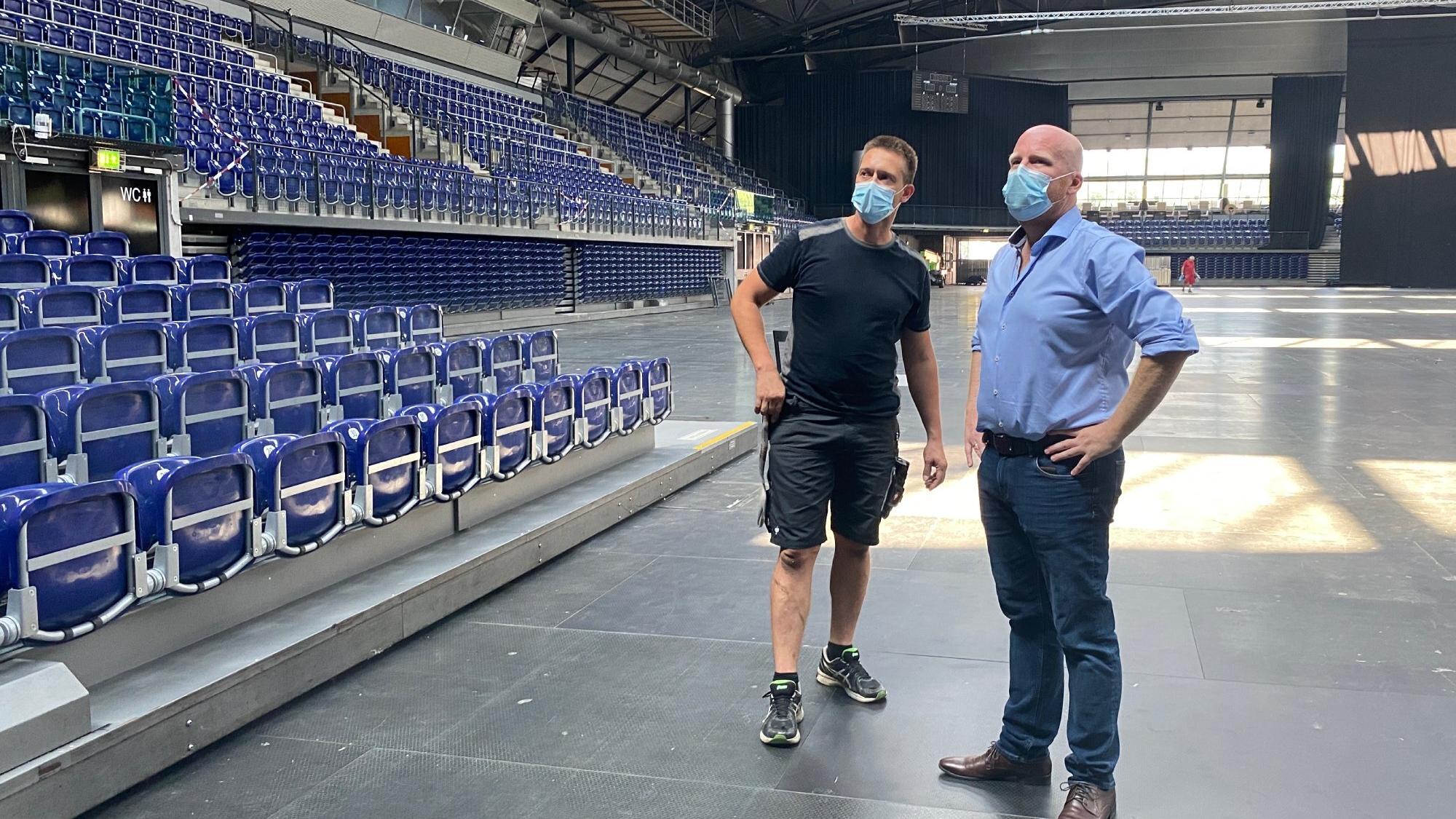 Dr. Stefan Moritz, Leiter des Corona-Konzert-Experiments, überprüft die Arena in Leipzig