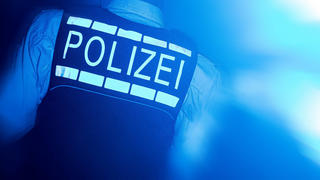  Symbolbild mit einem Polizisten und Blaulicht Stuttgart *** Symbol picture with a policeman and blue light Stuttgart Copyright: xMarcxGruberx