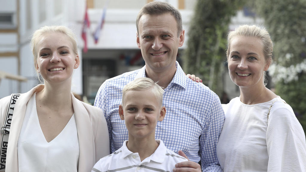 ARCHIV - 08.09.2019, Russland, Moskau: Alexej Nawalny steht mit seiner Frau Julia (r), seiner Tochter Daria und seinem Sohn Zakhar, für ein Foto zusammen nachdem sie ihre Wahlstimme bei der Stadtratswahl abgegeben haben. Nawalny liegt wegen Vergiftun