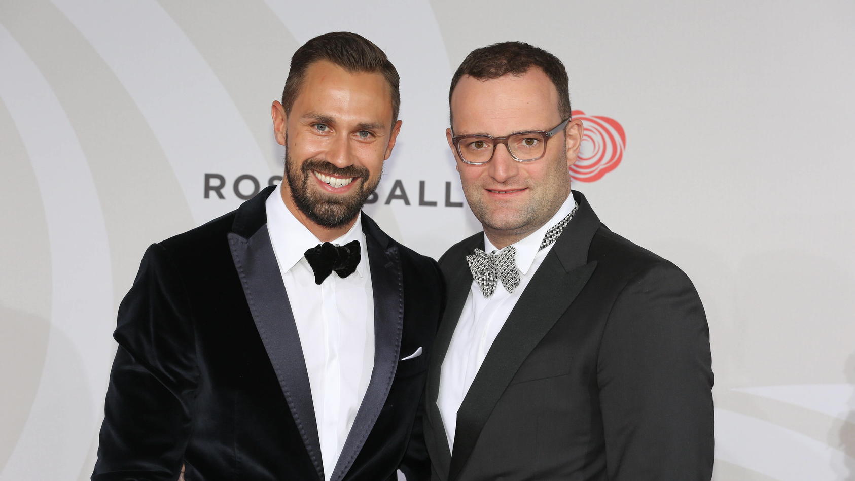 Daniel Funke und Freund Jens Spahn auf dem roten Teppich zum Bertelsmann Rosenball 2016,