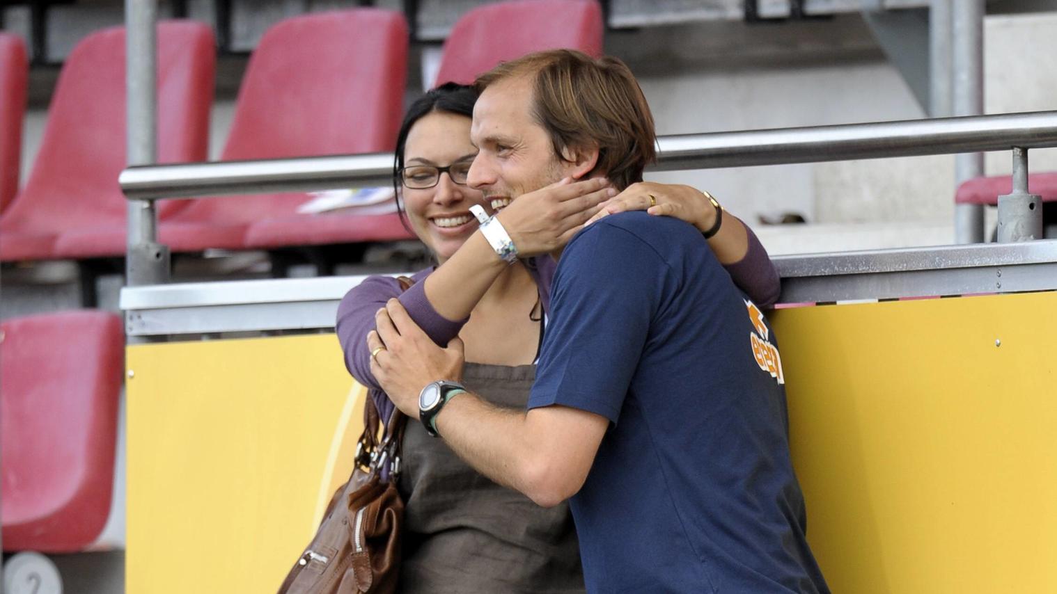  Trainer Thomas Tuchel Mainz umarmt seine Ehefrau Sissi