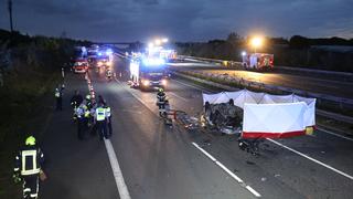 22.08.2020, Nordrhein-Westfalen, Königswinter: Polizei und Feuerwehr sind nach einem Verkehrsunfall auf der A3 im Einsatz. Bei einem schweren Verkehrsunfall mit einem Geisterfahrer auf der Autobahn 3 bei Königswinter sind zwei Menschen gestorben. Foto: Ralf Klodt/dpa +++ dpa-Bildfunk +++