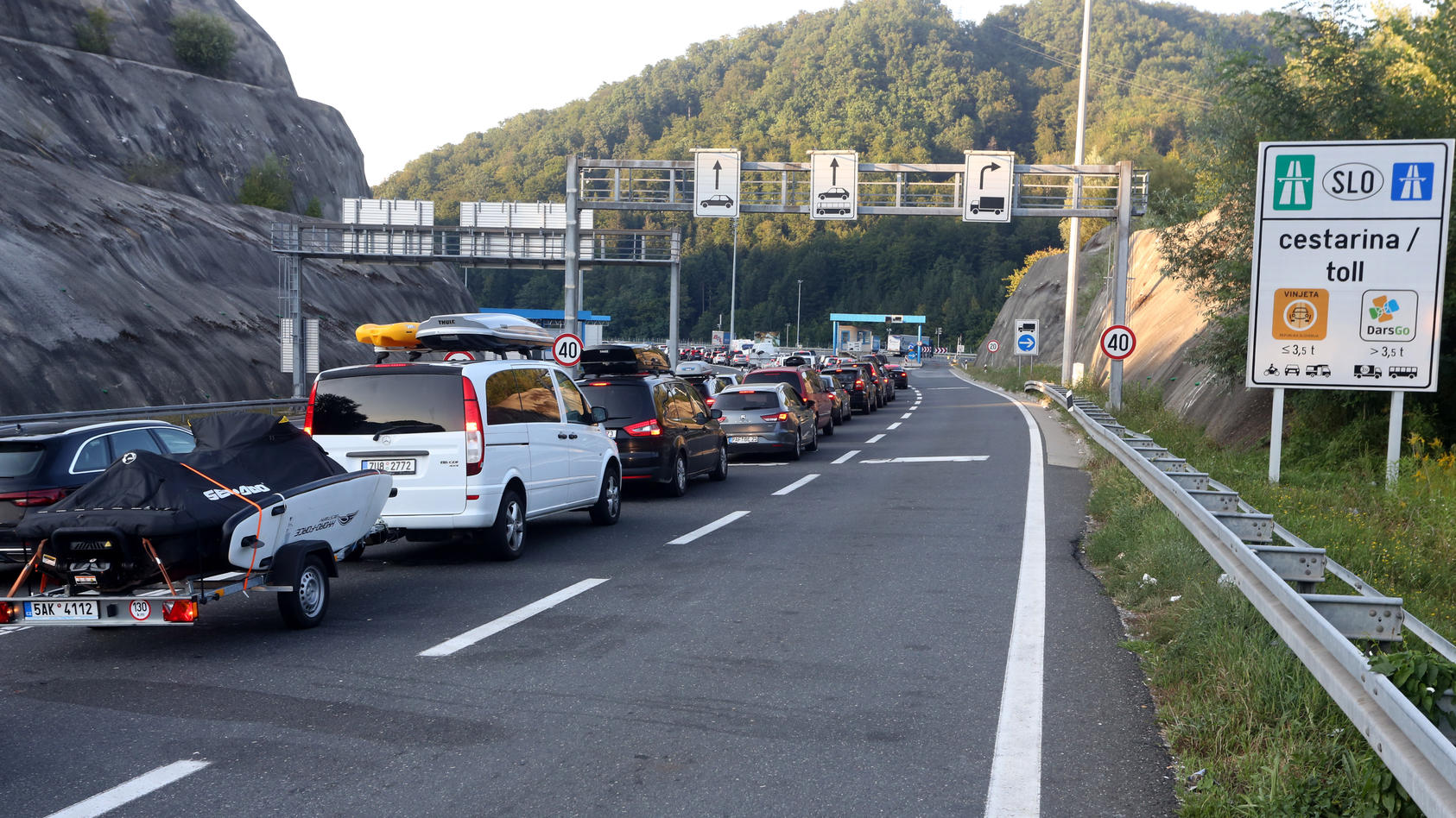 Fahrzeuge, einige aus Österreich, Slowenien und Deutschland, stehen am Grenzübergang Macelj zwischen Kroatien und Slowenien Schlange.