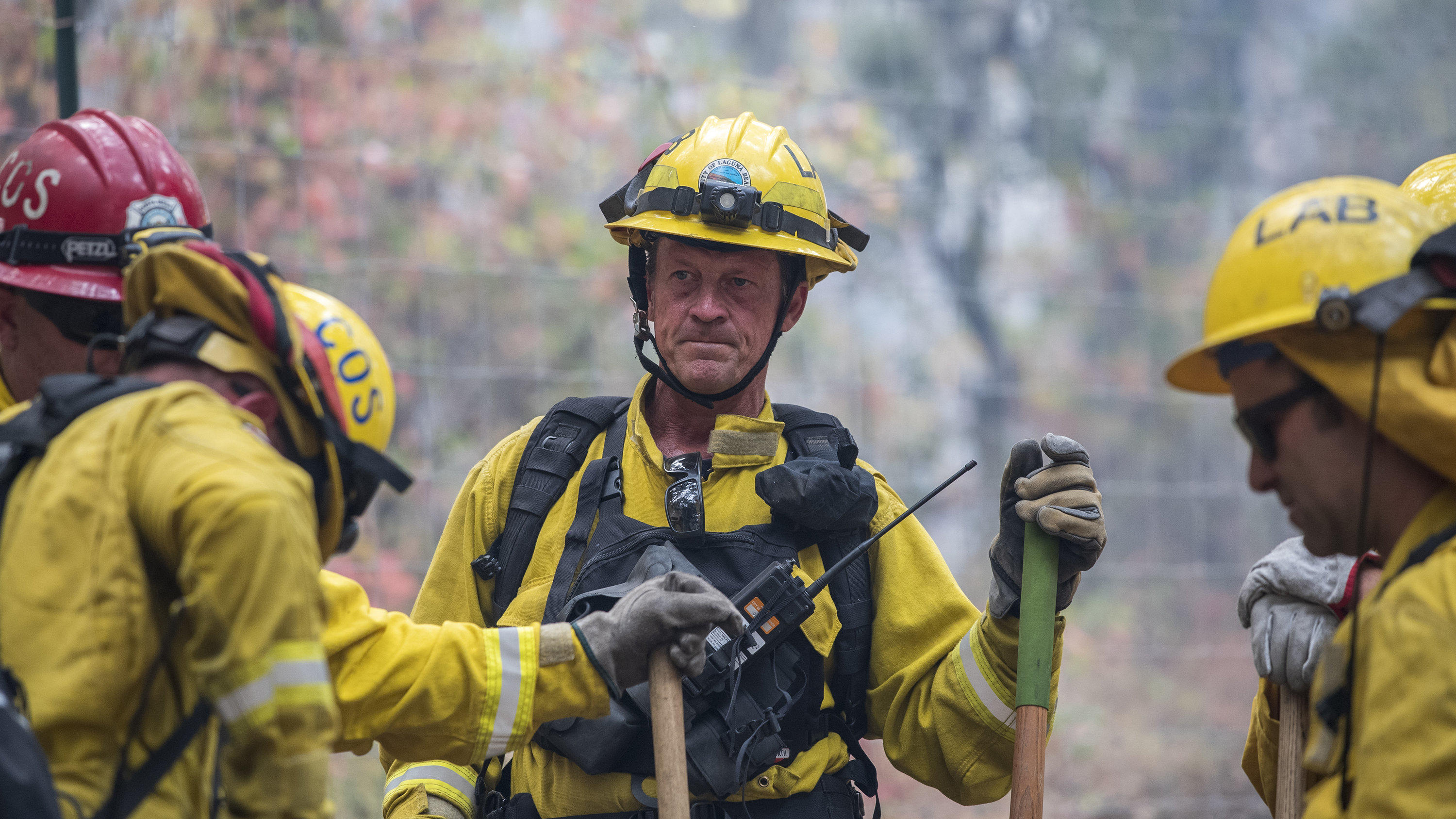 19.08.2020, USA, Carmel Valley: Feuerwehrleute versammeln sich während ihres Einsatzes. Mehr als zwei Dutzend Waldbrände lodern im US-Bundesstaat Kalifornien. Waldbrände in Kalifornien haben Tausende Menschen aus ihren Häusern getrieben. Foto: Nic Co