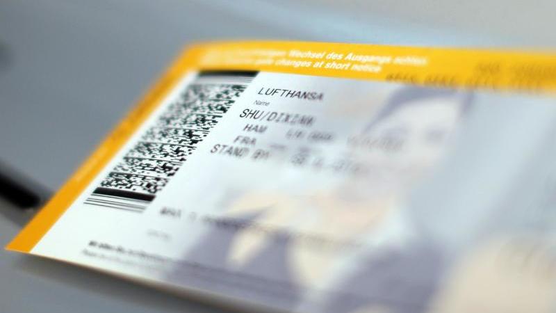 Das Ticket ist da - doch der Flug ging nicht? Dann bekommen Verbraucher ihr Geld zurück. Zahlt die Airline nicht, können sie sich wehren. Foto: Malte Christians/dpa/dpa-tmn